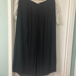 Uniqlo women’s chiffon pleated skirt pants in black